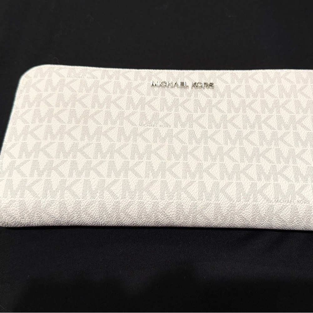 Michael Kors Jet Set Large Zip-Around Wallet - NWT. 💎💖